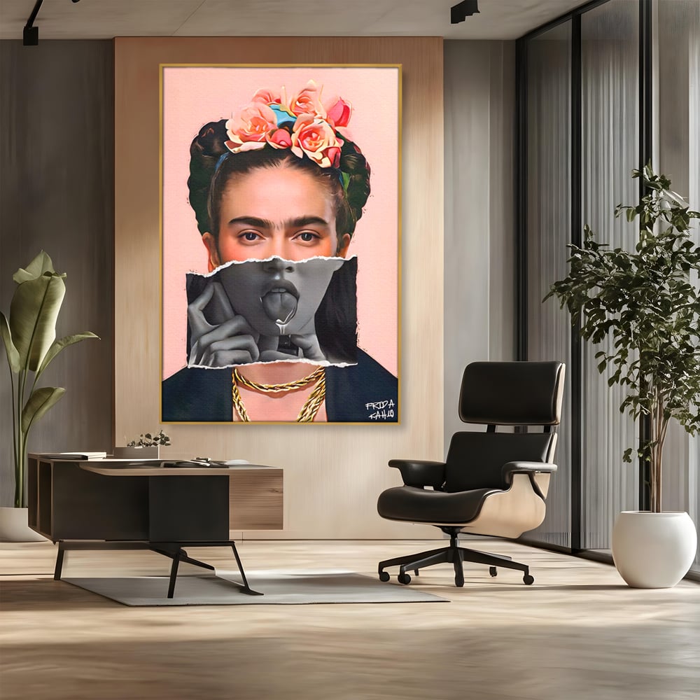 Tablou canvas cu tablou canvas cu portret collage, in rama de aluminiu auriu, pe perete intr-un birou